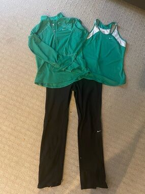 Nike Women’s Running Outfit Bundle Medium (Tank + Quarter Zip + Running Pants)